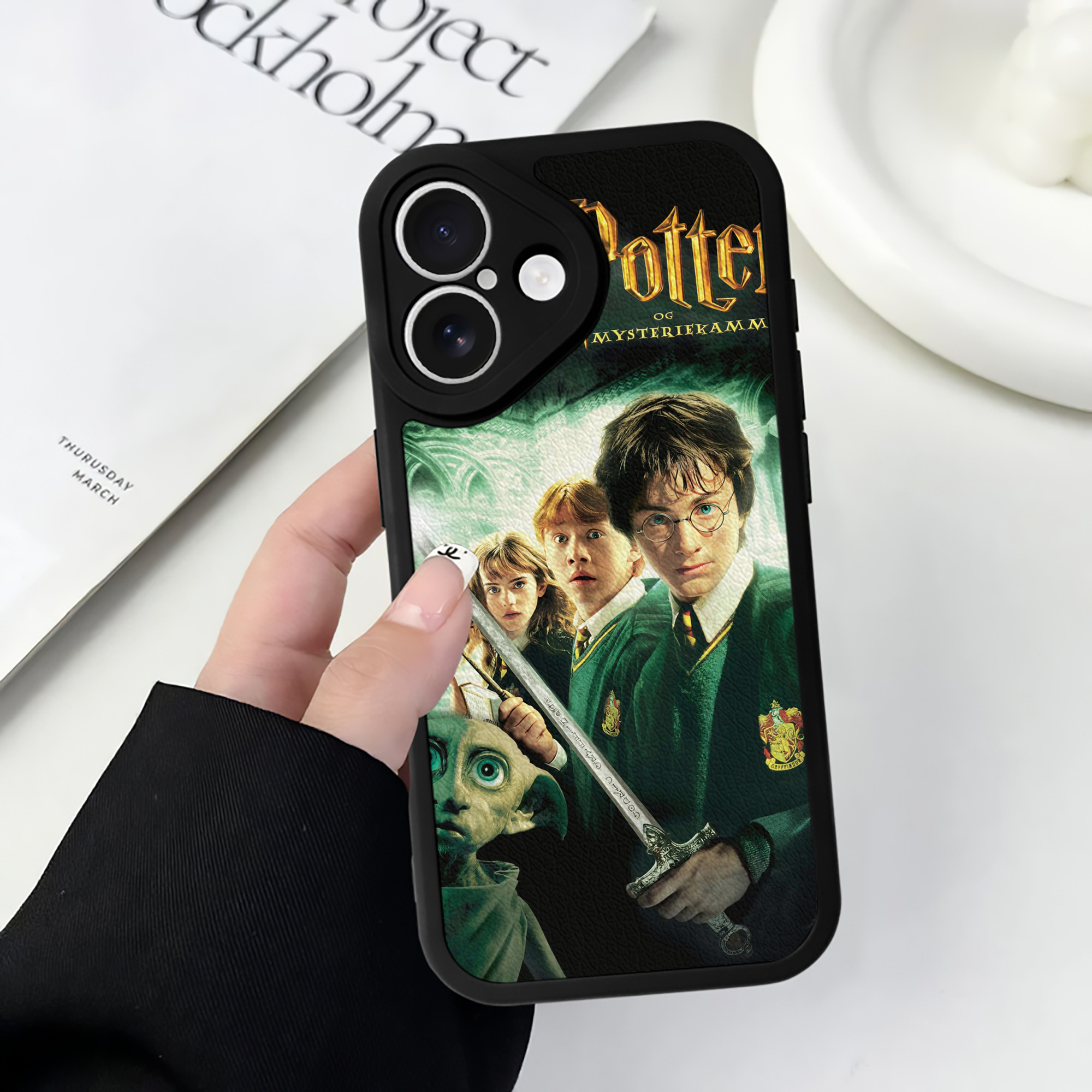（画像用） Harry Potter ハリー・ポッターシリーズ 【iPhone 16シリーズ対応】シリコンスマホケース（レザー調） 材質：シリコン